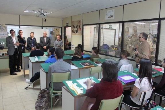 El consejero de Educación, Gonzalo Capellán, y el presidente de AICCOR, Basilio García, saludaron a los alumnos. 