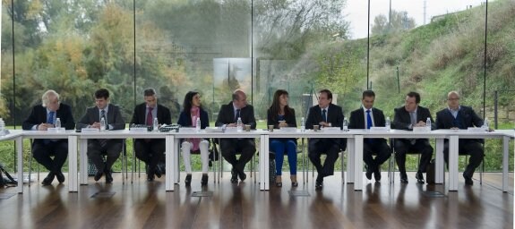 Reunión de las delegaciones vasca y riojana en La Fombera para promover la I+D+i conjunta. 