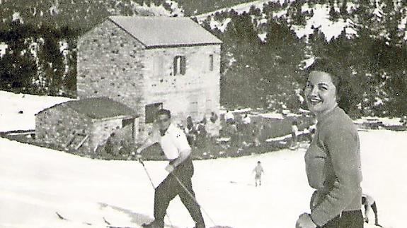 Arriba, precursores del esquí en La Rioja practican en el entorno del refugio. A la derecha, imagen del edificio en 1935
