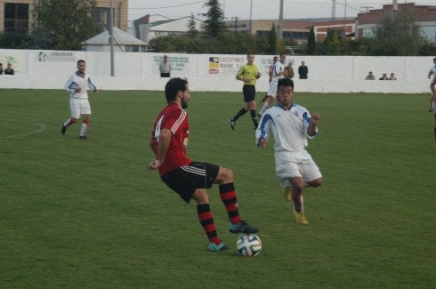 Txus controla ante Bladi. 