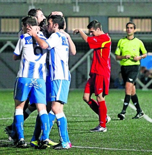 Los jugadores de la Oyonesa celebran el tercer tanto, obra de Nano. 
