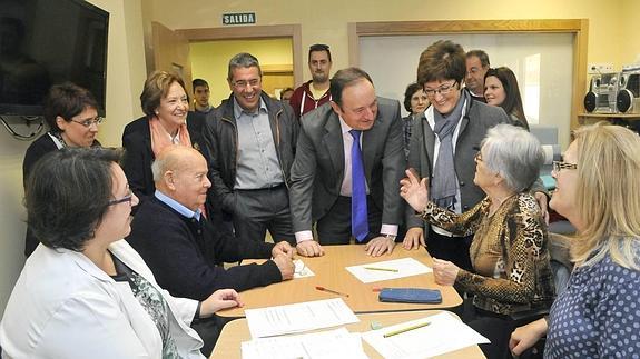 Sanz, durante su visita al centro de día de la ADA. 
