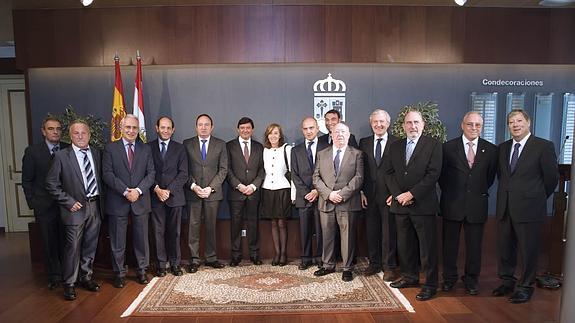 Pedro Prusén, acompañado de Pedro Sanz, familiares, miembros del Consejo y autoridades regionales.