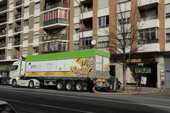 Camión descargando pellet en un edificio de Logroño. 