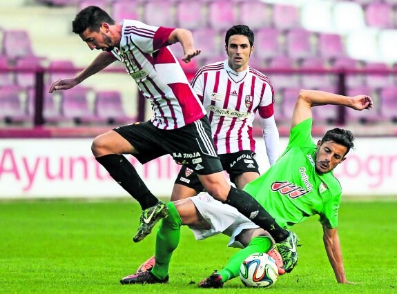 MIkel Abaroa, autor del
primer gol de la UD Logroñés,
intenta superar la entrada de
Moreno en presencia de Gago.
