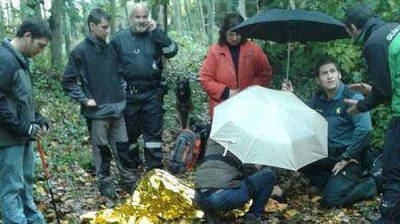 La mujer es atendida tras ser encontrada cerca del río. 