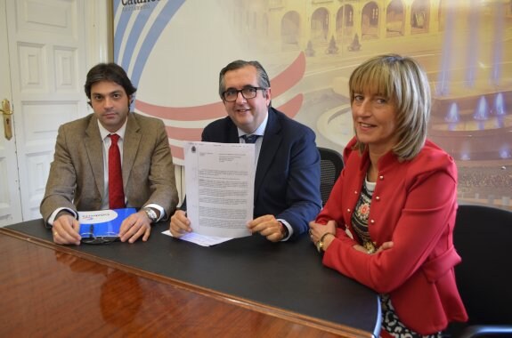 Javier García, Luis Martínez-Portillo y Rosa Ortega con el auto de la Fiscalía de La Rioja. 