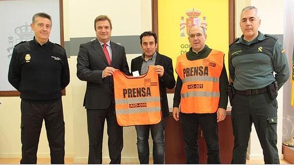 Los informadores gráficos han presentado los chalecos al delegado del Gobierno.