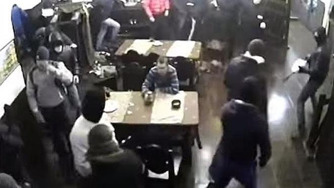 Treinta y cinco hombres armados entran en un restaurante