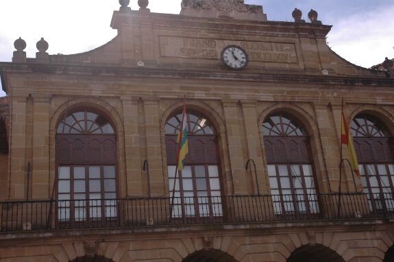 Detalle de la fachada del Ayuntamiento de Haro. 