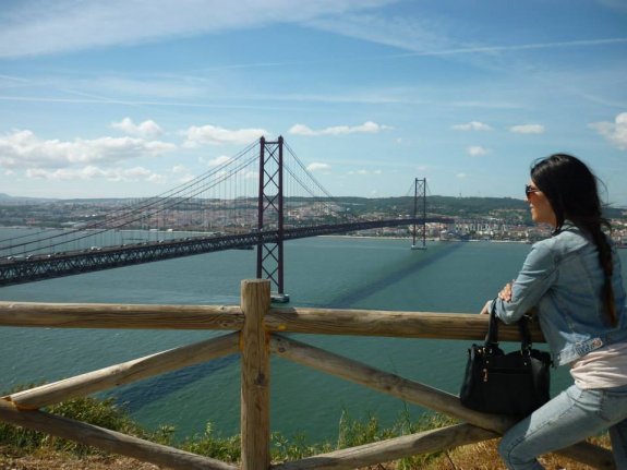 La arnedana Lara Alfaro observa Lisboa desde el puente que cruza el río Tajo. 