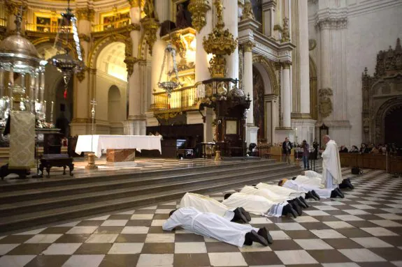 El arzobispo de Granada, Francisco Javier Martínez, y varios sacerdores se postran ante el altar de la catedral para pedir perdón por el presunto caso de pederastia. 