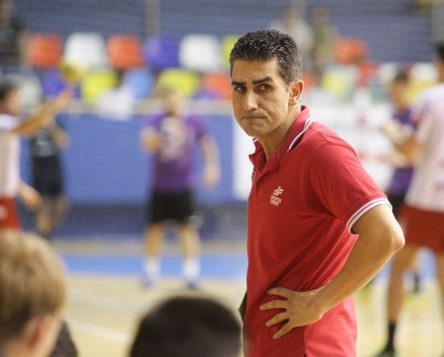 Jota gesticula desde el banquillo.
