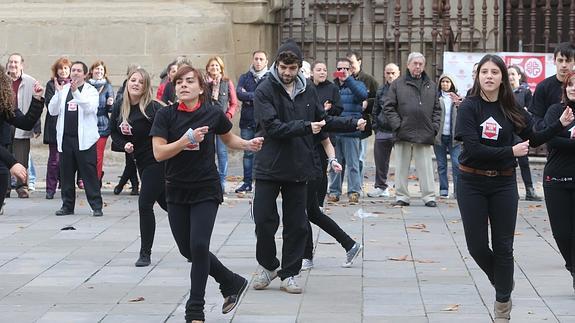 Cáritas La Rioja celebra una 'performance' por el Día de las Personas sin Hogar
