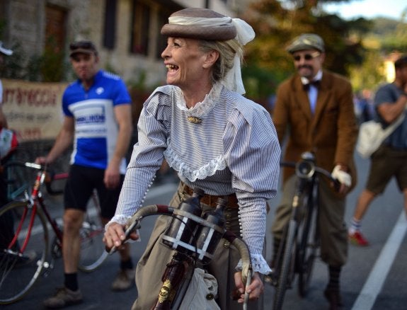 Una participante en L'Eroica 2014 vestida de época y con una bicicleta de principios del siglo XX. 