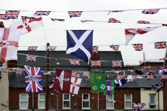 Banderas colgadas en las calles de Belfast. 