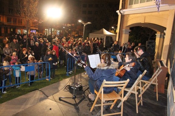 La iluminación especial de fiestas llega al Raposal