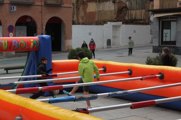 El futbolín humano protagonizó el Día del Deporte. 