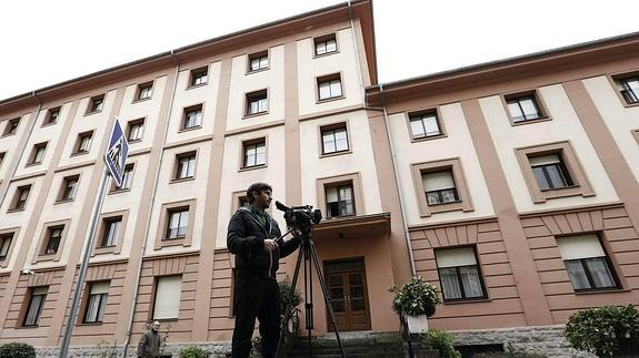 Fachada del edificio militar situado en la calle Padre Moret de Pamplona en donde ha ocurrido el suceso.