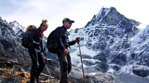 Toche con una amiga, durante su estancia en el Himalaya hace un mes.