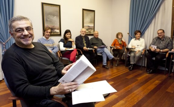 Encuentro del escritor Félix Modroño con alumnos de la Universidad Popular de Logroño. 