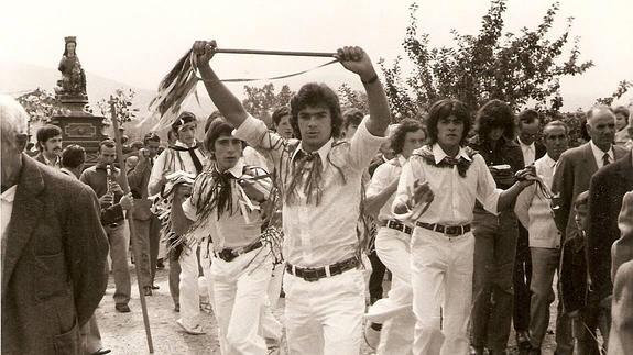 El grupo de danzas de Santurde de Rioja baila, en septiembre del año 1975, en la procesión con la Virgen de la Cuesta. 