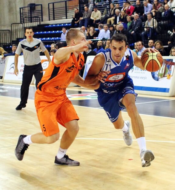 Alberto Ruiz de Galarreta entra a canasta en el partido ante el Força Lleida.
