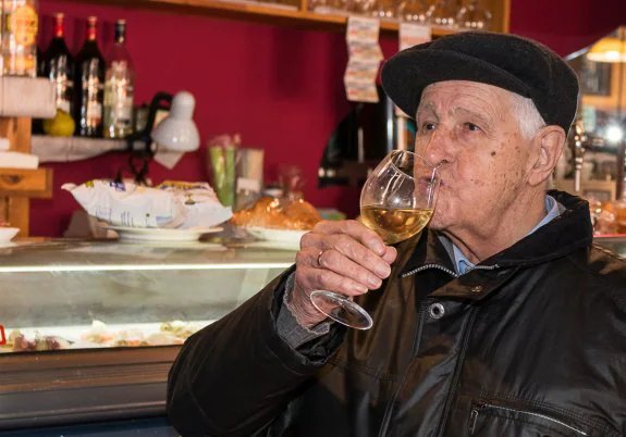 Hilario Fernández da cuenta de un vino blanco en un bar de Santo Domingo de la Calzada. 