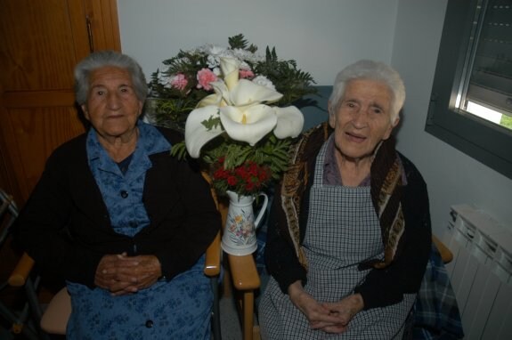 Las hermanas Leocadia (100 años) y María Luz (102), en Cervera del Río Alhama. 