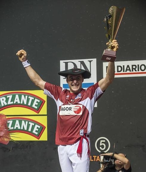 El pelotari Juan Martínez de Irujo, con el trofeo tras proclamarse vencedor de la final del Campeonato del Cuatro y Medio.