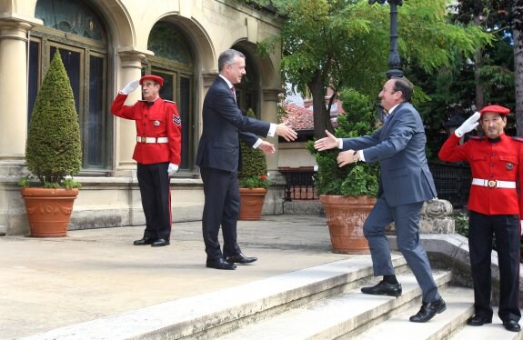 Sanz saluda a Urkullu en la visita girada al Palacio de Ajuria Enea en septiembre del 2013 donde se firmó la prolongación del pacto. 