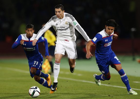 Cristiano Ronaldo pugna por el balón entre dos defensores mexicanos mucho menos poderosos físicamente. 