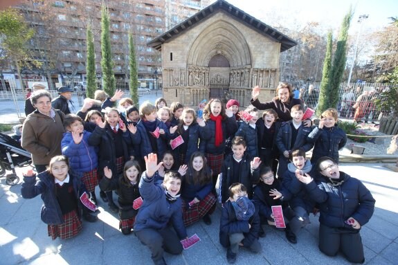 Una clase posa frente a la portada de San Bartolomé. 