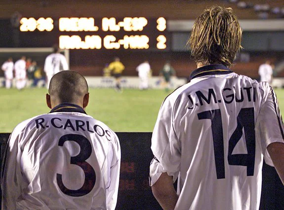 Los madridistas Guti y Roberto Carlos, expulsados en un duelo del Mundialito de 2000 contra el Raja de Casablanca. 