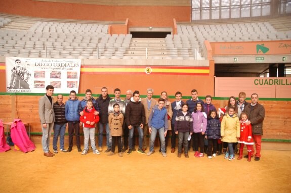 Los alumnos, toreros, directores del aula y autoridades, en el Arnedo Arena, ayer.. 