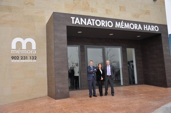 Responsables del nuevo tanatorio de Mémora Pastrana, en Haro. 