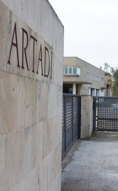 Muro de entrada a la bodega, en la localidad de Laguardia.