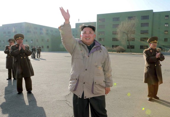 El líder norcoreano Kim Jong-un durante su visita a una unidad militar del país. 