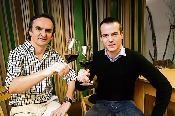 Abel Lusa (izda.)  y Álvaro Reinoso brindan con  vino de Rioja en el restaurante  Tondeluna. 