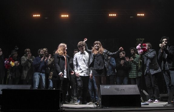 La banda ganadora tras conocer el veredicto. 