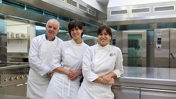 Lorenzo Cañas, junto a Carmen y Teresa Díez Mato. 