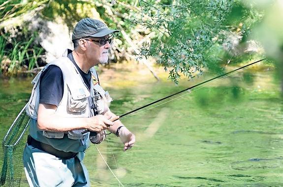 Un aficionado en aguas del coto de Anguiano, en aguas del río Najerilla. 