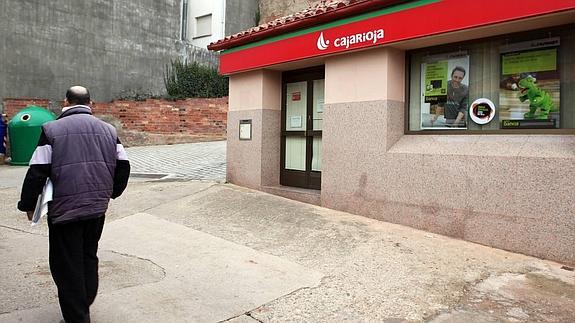 Antigua oficina de Caja Rioja en un pueblo riojano