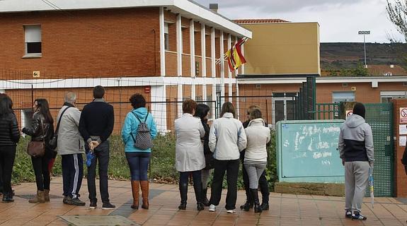 Padres y madres de alumnos del colegio de Navarrete esperando la salida de sus hijos del comedor escolar, días después del «incidente». 