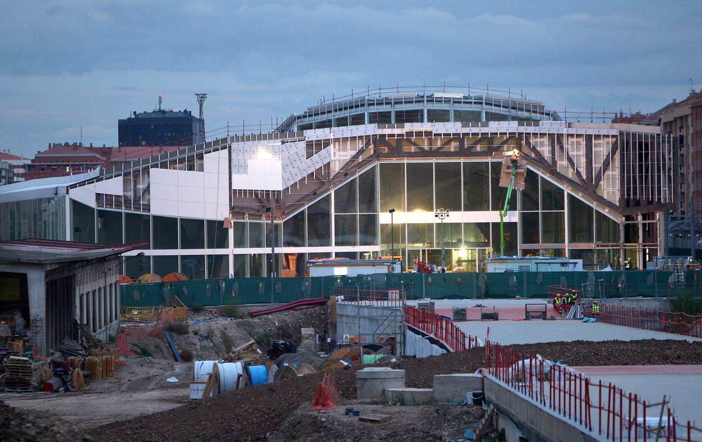 Fachada en obras de la estación de ferrocarril frente a la que se instalará la nueva plataforma para autobuses. 