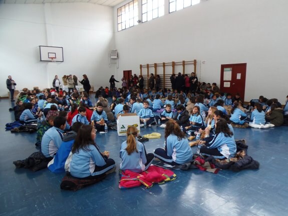 Alumnos y profesores compartieron el bocadillo solidario. :: e.p.
