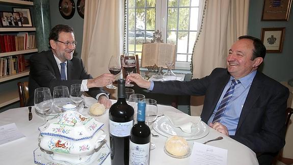 Sanz y Rajoy brindan con Rioja en el almuerzo. 