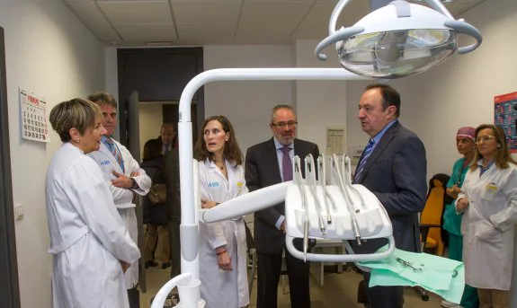 Sanz, Nieto y los doctores Delso y Preciado, en la Unidad de Cirugía Oral y Maxilofacial del CARPA. uriel