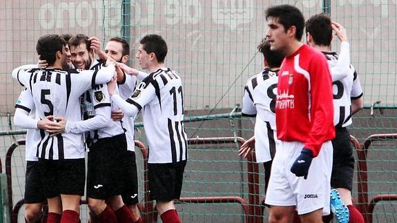 El Haro celebra sus goles ante el Villegas.