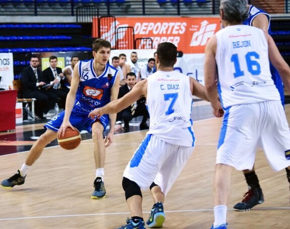 Kudlacek conduce el balón en un partido en el Palacio de los Deportes. :: Jonathan Herreros